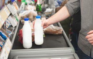 زیان روزانه ۱۰۰ میلیاردتومانی صنعت دامداری با تاخیر در اجرای نرخ جدید شیرخام