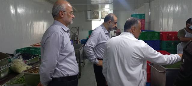 بازدید میدانی مدیر عملیات حج تمتع ۱۴۰۲ از فرآیند طبخ و توزیع غذای زائران ایرانی